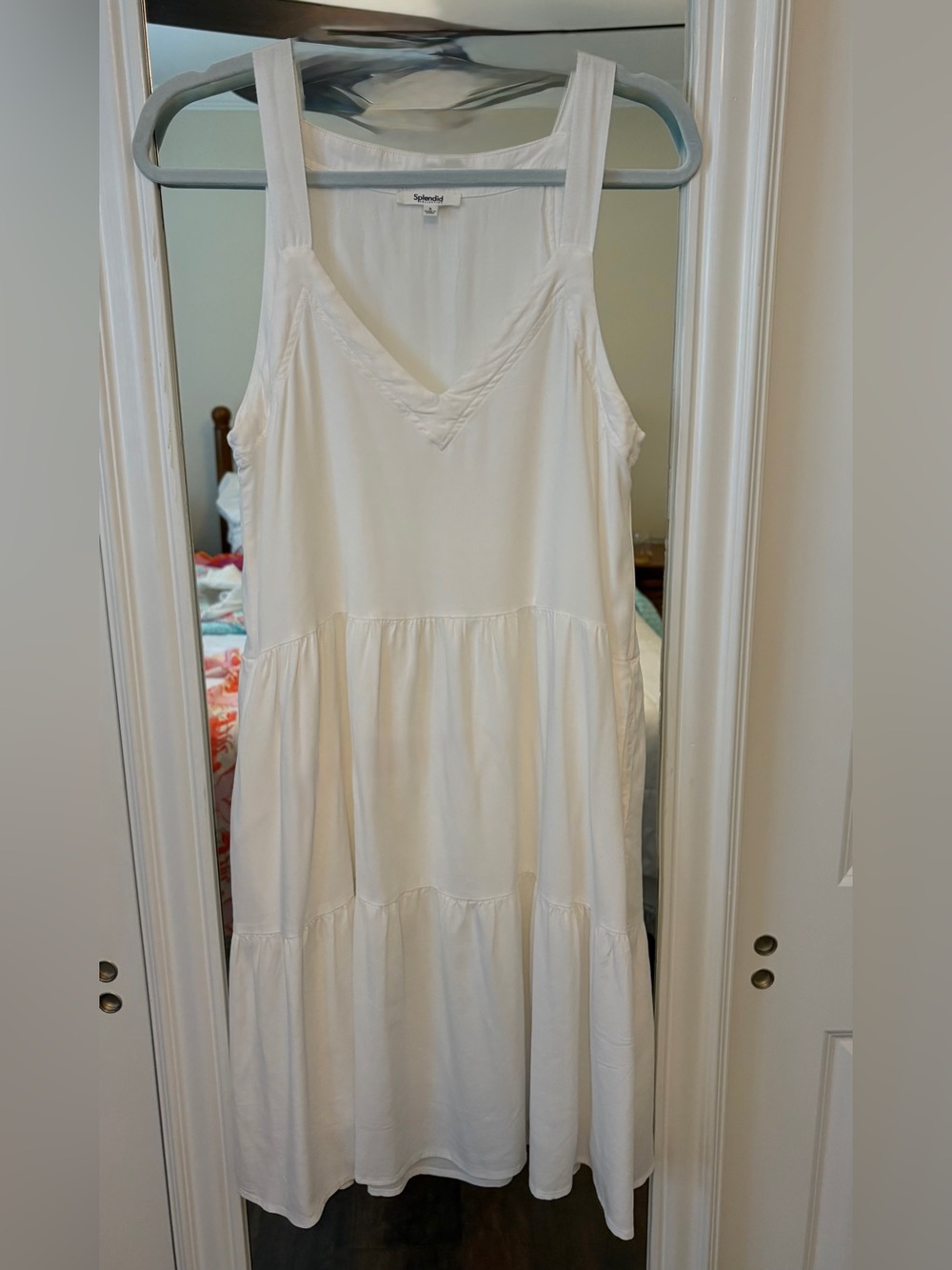 Splendid white Tiered V-Neck Sleeveless  lined Dress with pockets. Size small